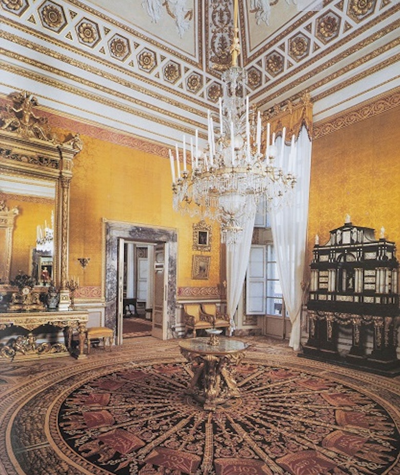Queen's salon