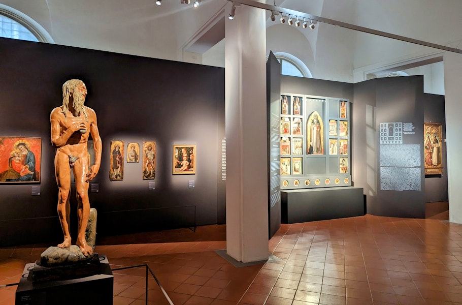 Una sala espositiva della mostra "per immagini e colori" che ha come protagonista la pala di Pietro Lorenzetti Santa Umiltà